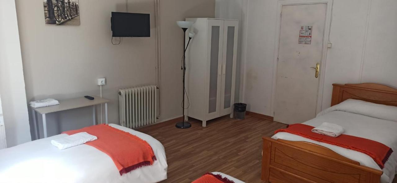 Habitación Triple Básica con baño compartido