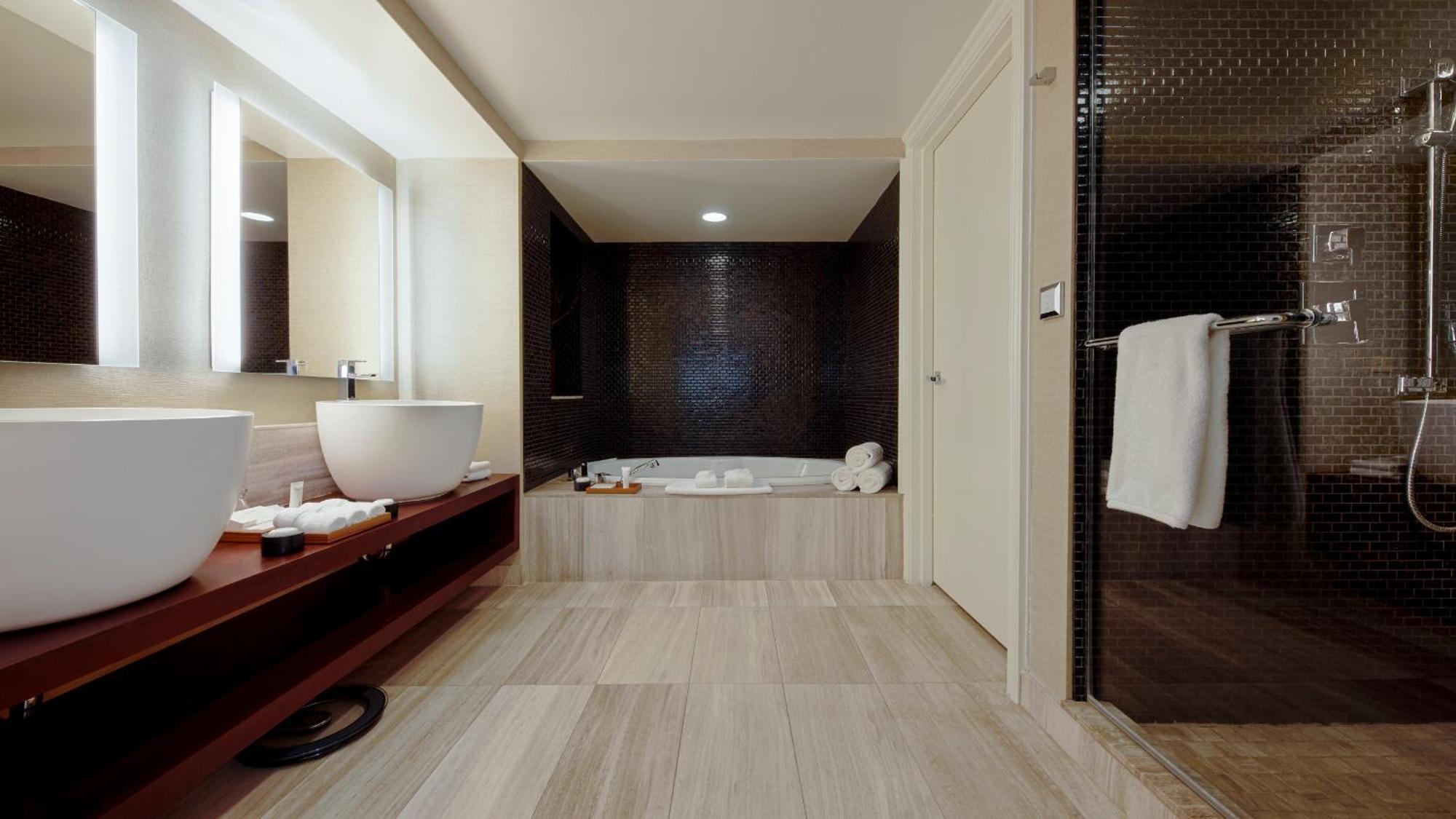 Suite Sake - Suite Caesars