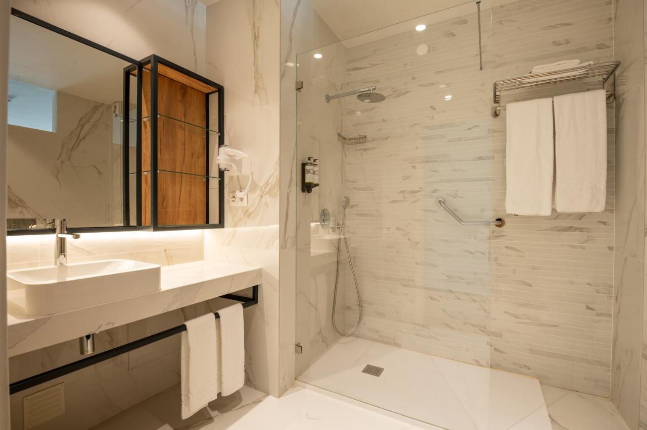 One-Bedroom Apartment with Pool View,1252212487:JPEG