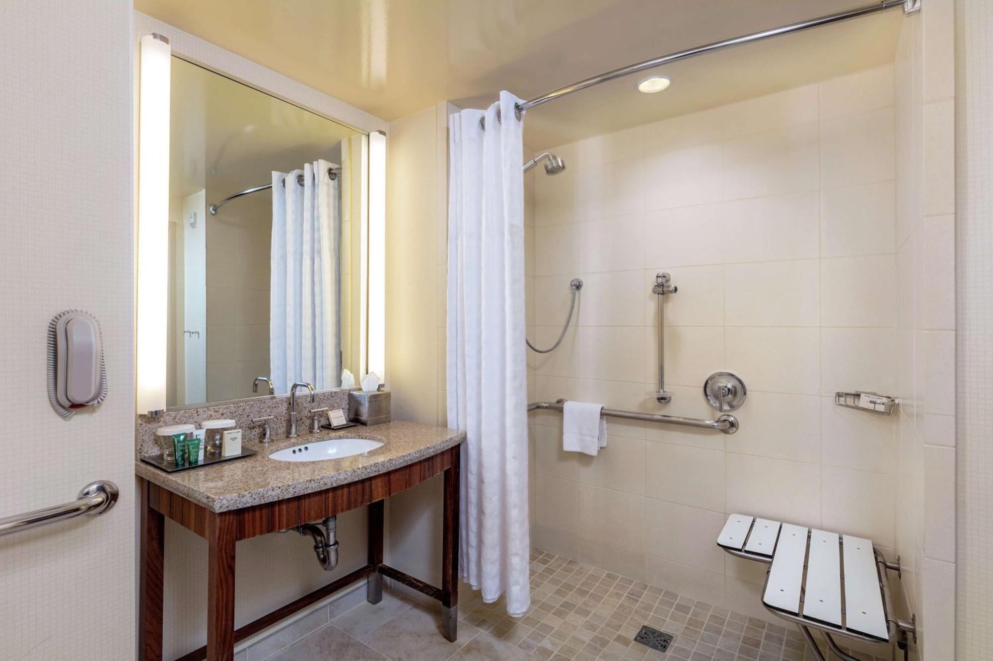 King Room with Roll-In Shower - Mobility Access,1275639286:JPEG