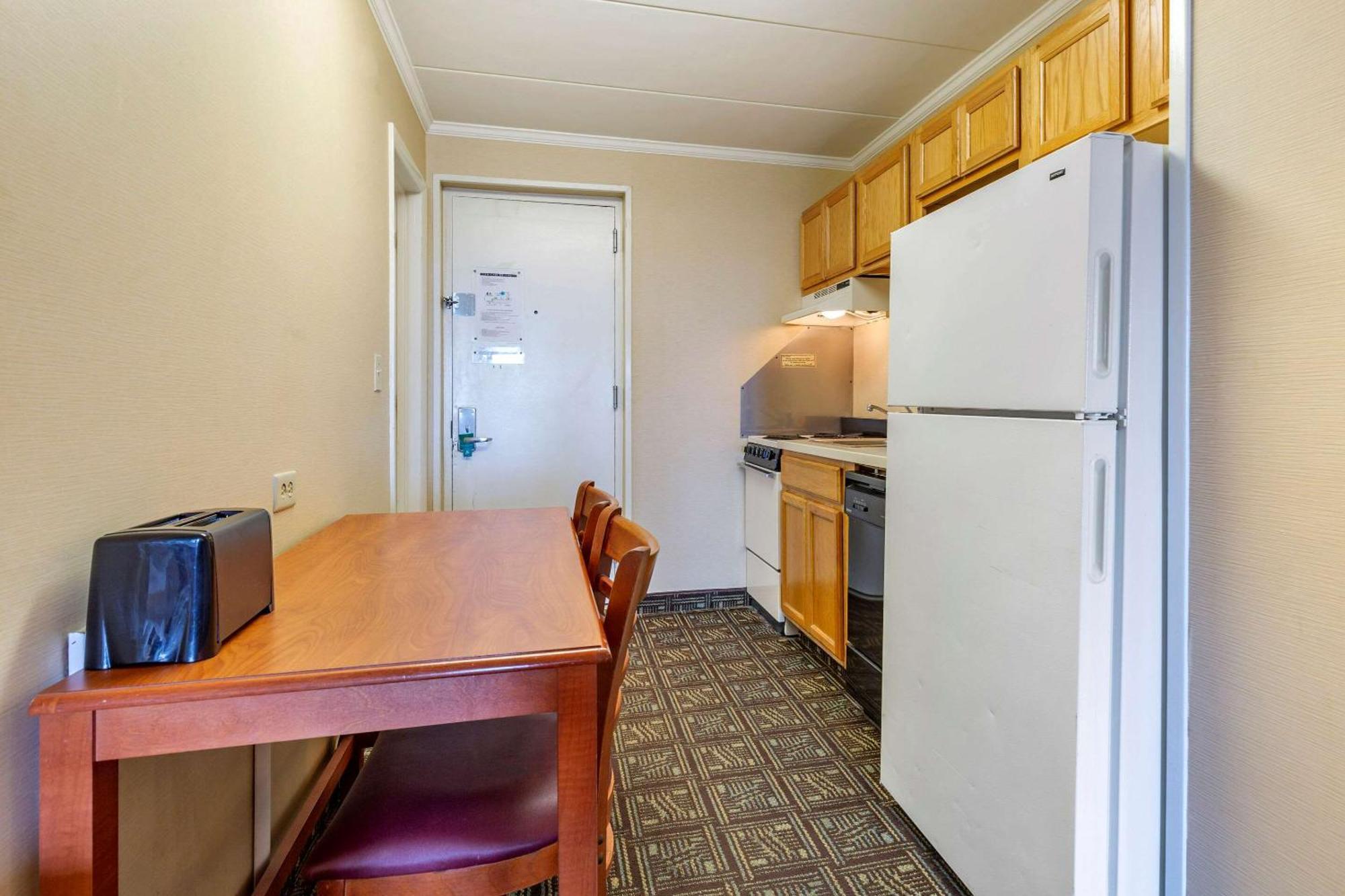 Efficiency, Ground Level, Interior Entrance, 2 Queen Beds & Sofa Bed, Non Smoking,1074462370:JPEG