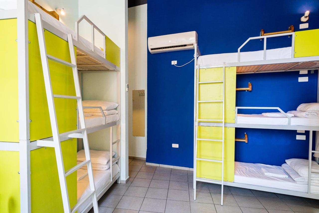 Bed in een Gemengde Slaapzaal met 12 Bedden