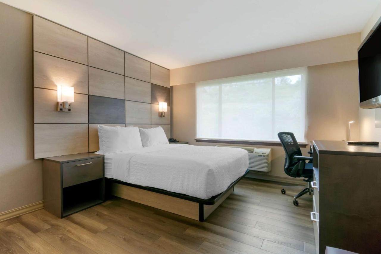 Queen Suite with Full Kitchen and Mountain View - Non-Smoking