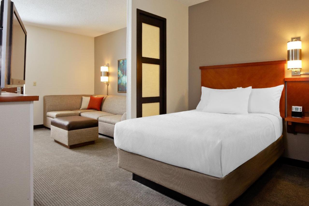 Guestroom King with Roll-In Shower - Mobility Accessible,1210757152:JPEG