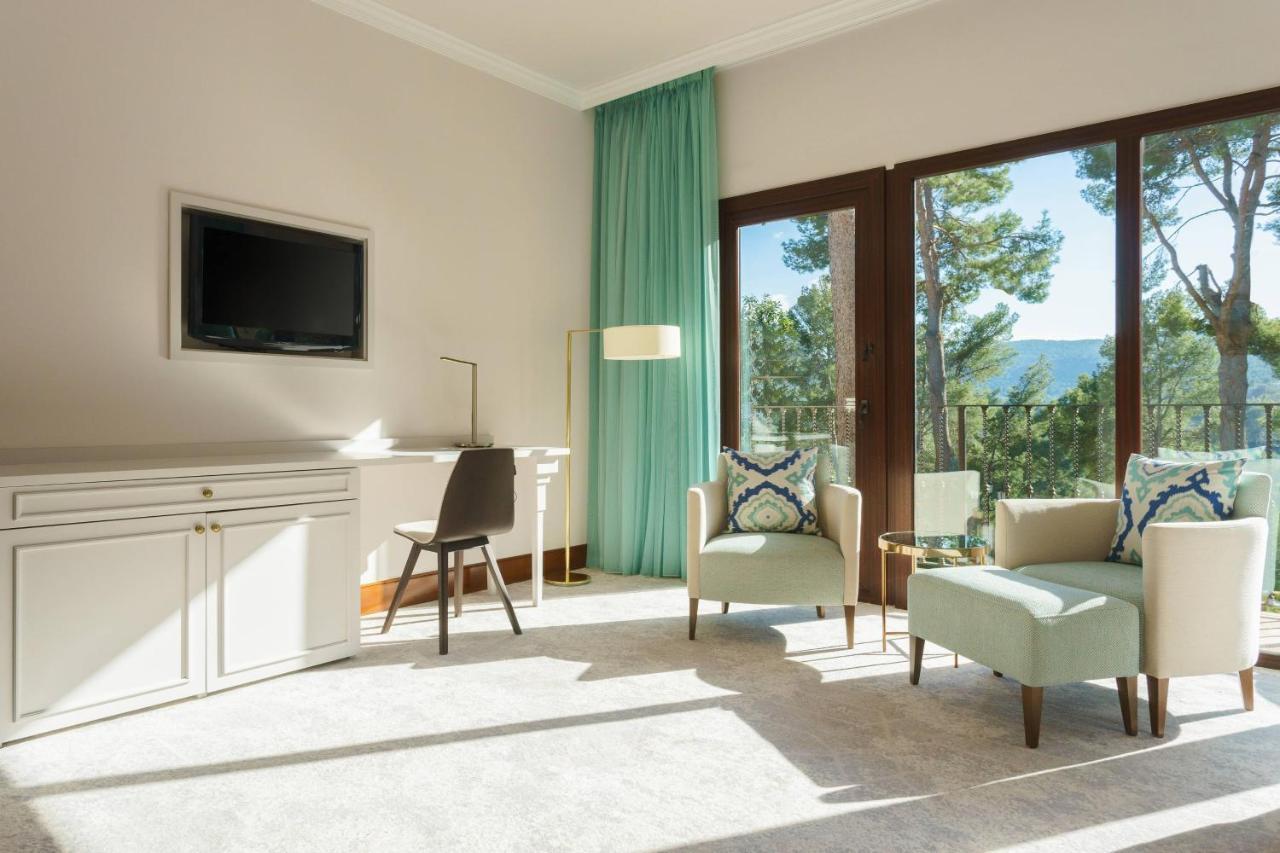 Chambre Lit Queen-Size Classique avec Terrasse et Balcon - Vue sur Jardin