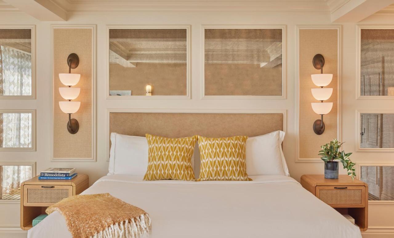 Zimmer mit Kingsize-Bett und Meerblick