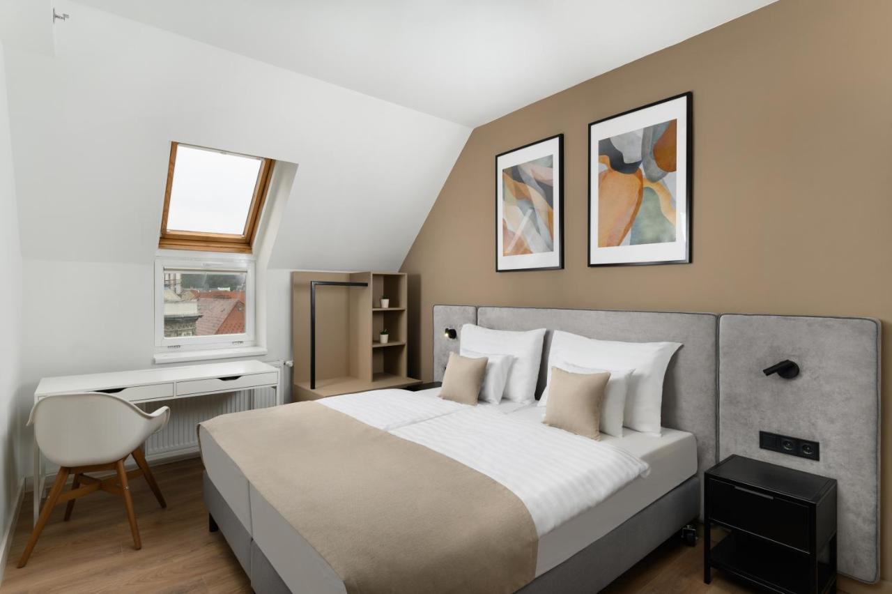 Deluxe Three-Bedroom Apartment terrace,1402784027:JPEG