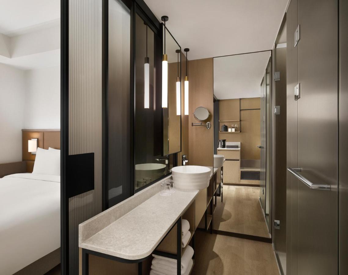 Queen Bed Room - Skyline View