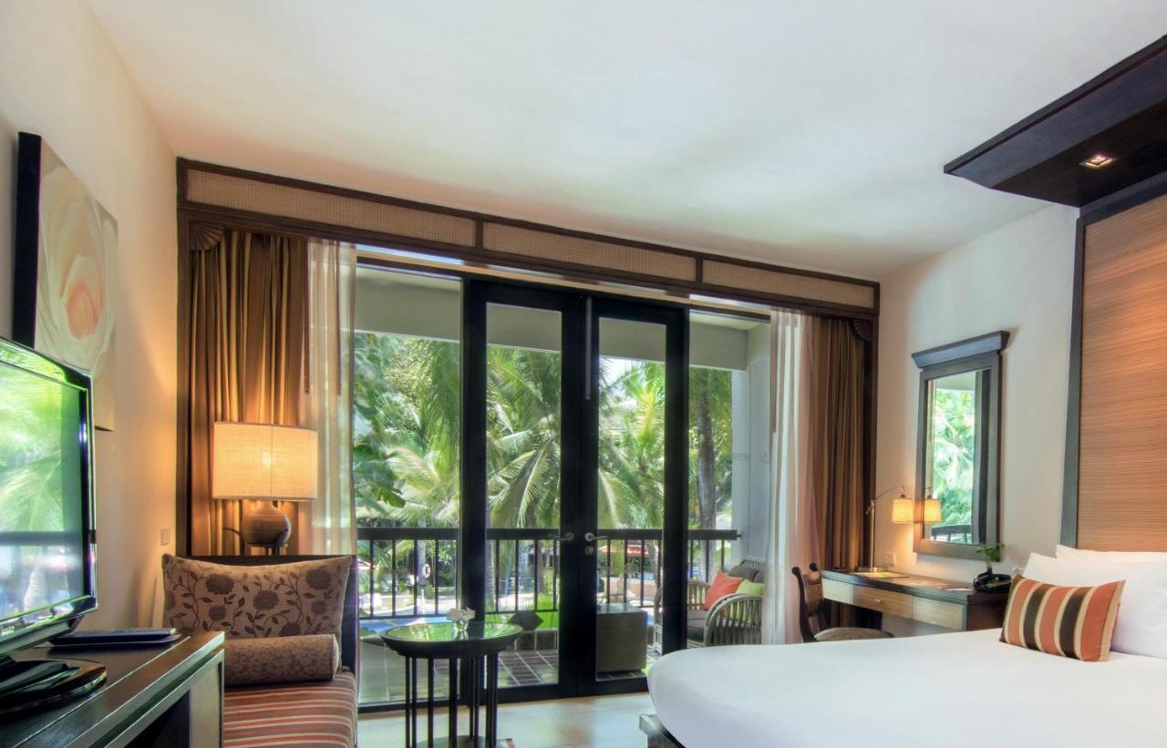 Tropical Deluxe Pool Twin Bed