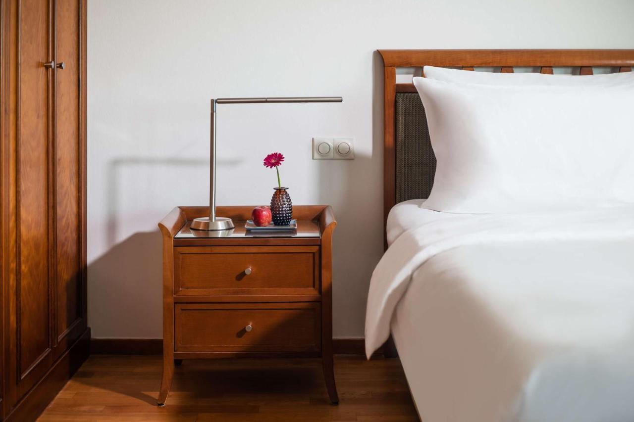Chambre Lit King-size de Luxe avec Vue sur les Toits de la Ville