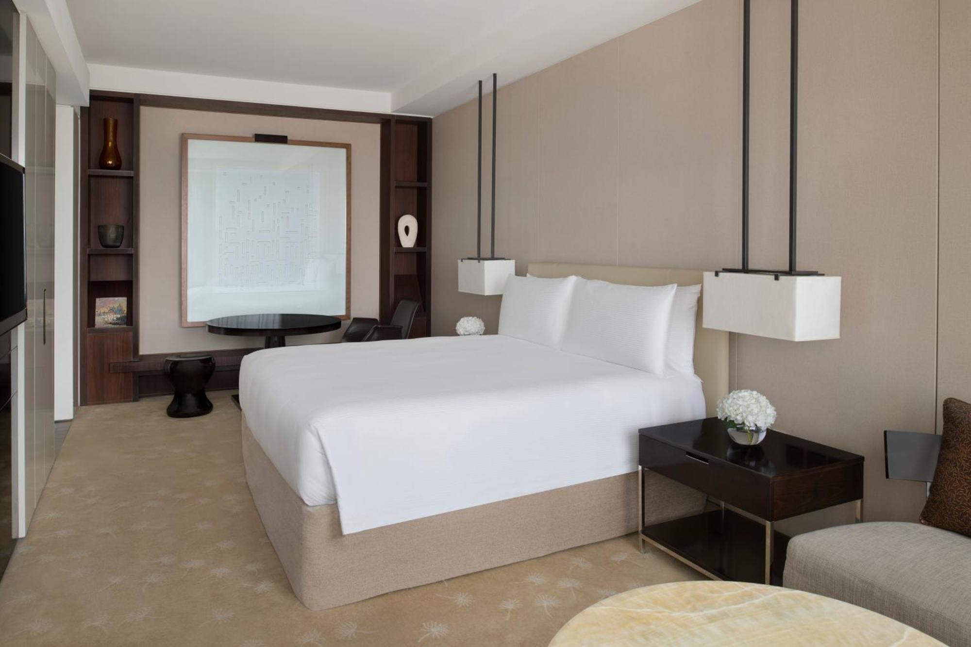 Zimmer mit Kingsize-Bett und Blick auf den Burj Khalifa
