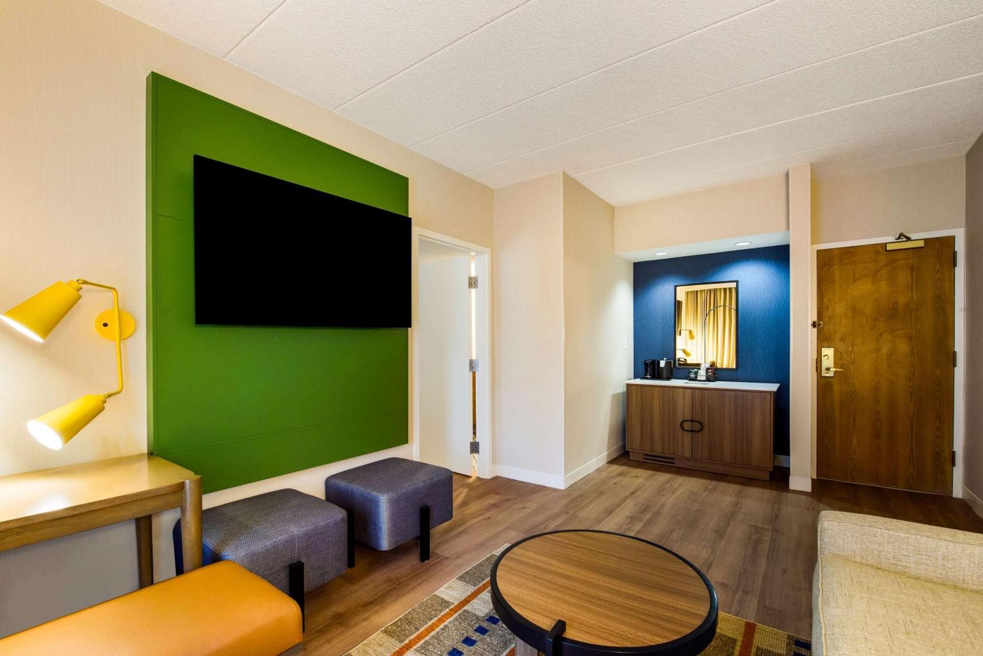 One Bedroom Suite Two Queens