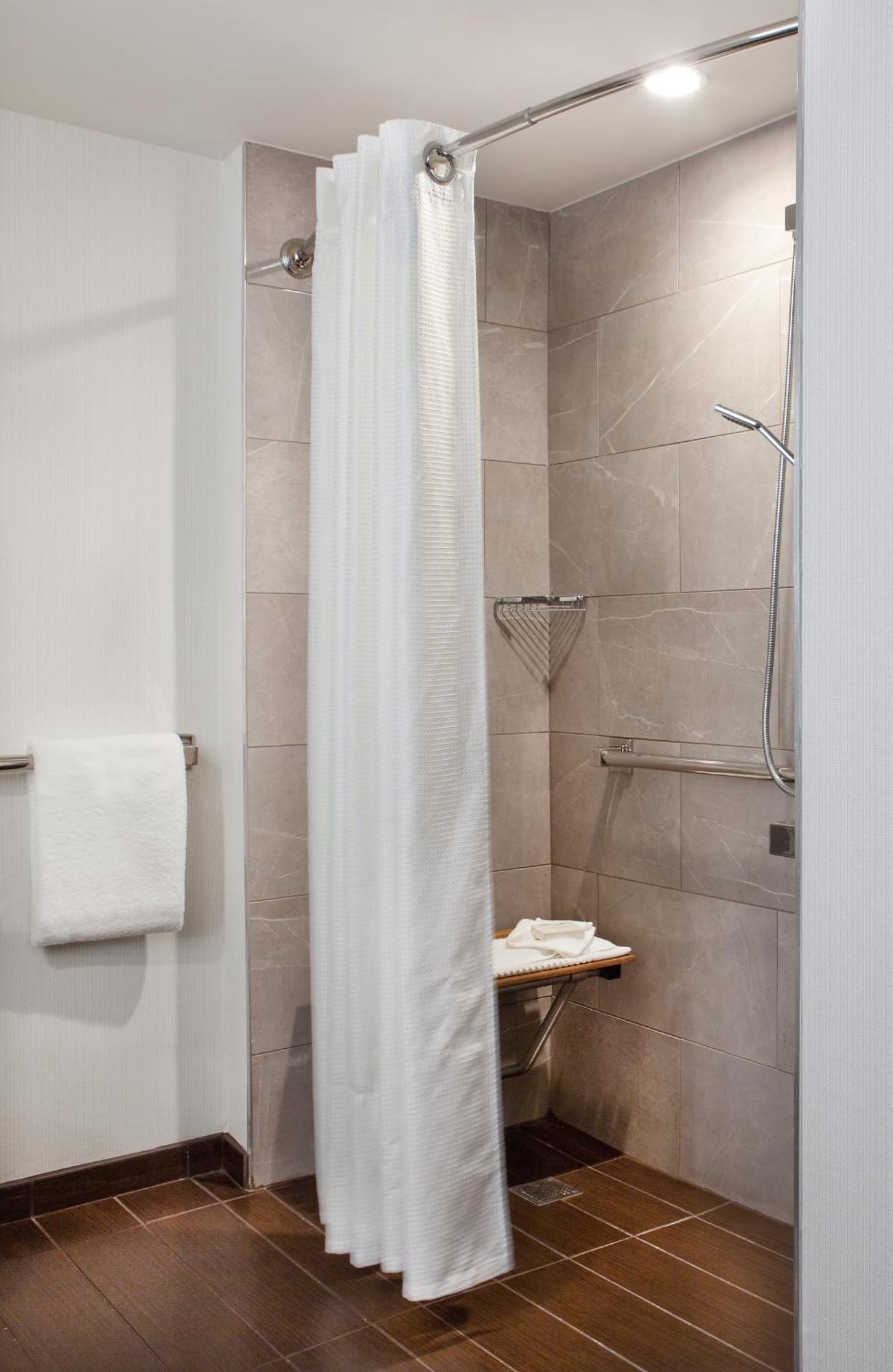 Quarto Queen com 2 Camas Queen-size e Chuveiro Acessível para Cadeira de Rodas - Acessível para Hóspedes com Mobilidade Reduzida