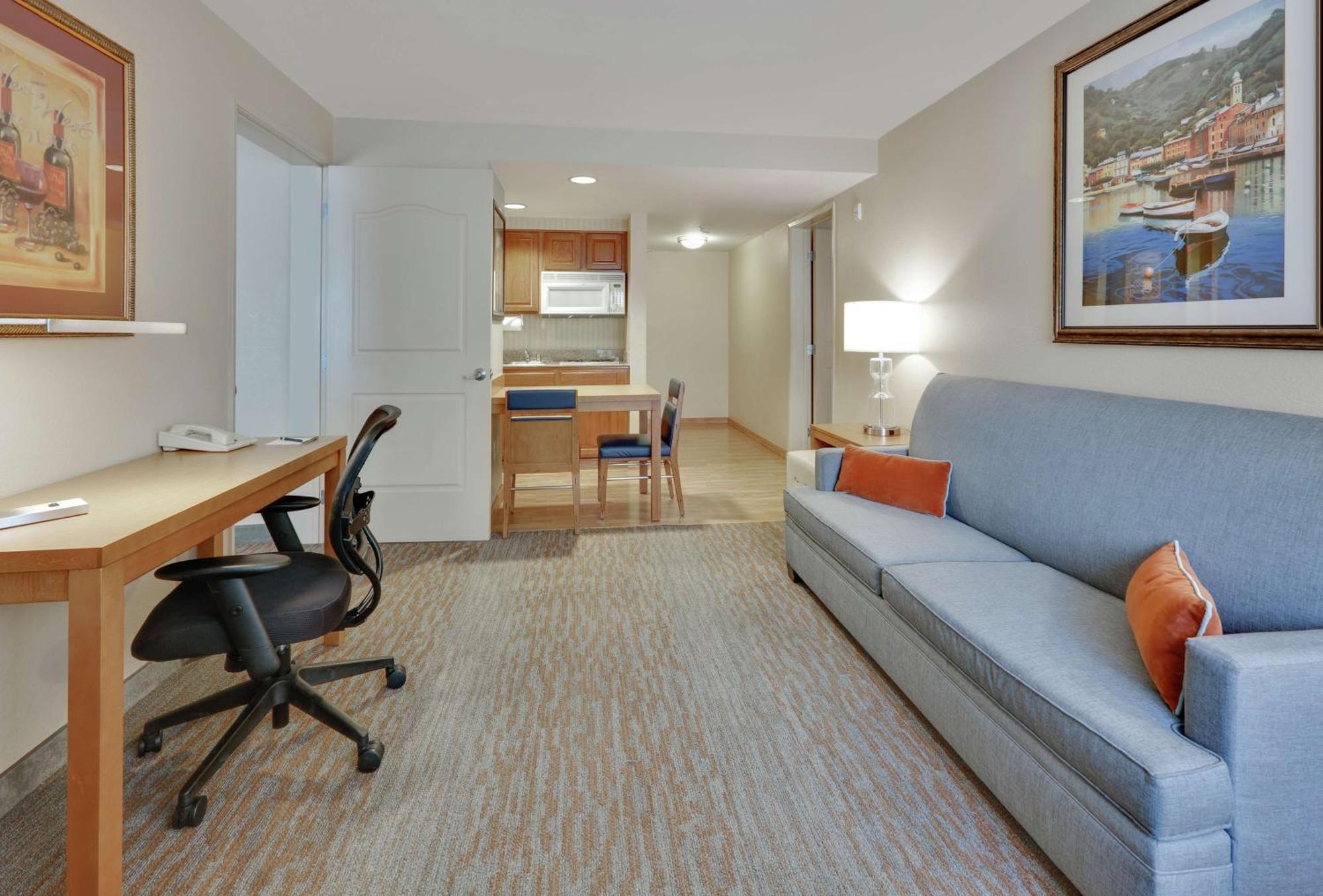 Two Bedroom Suite One King Two Queen Beds Non-Smoking,1551303136:JPEG