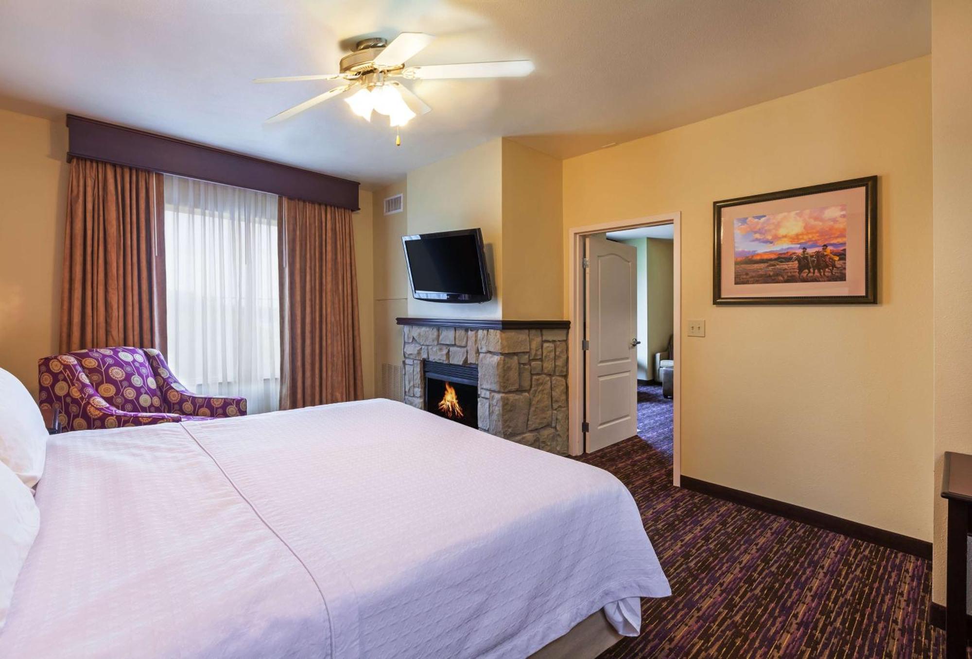 One-Bedroom King Suite Fireplace Non-Smoking,1551476875:JPEG
