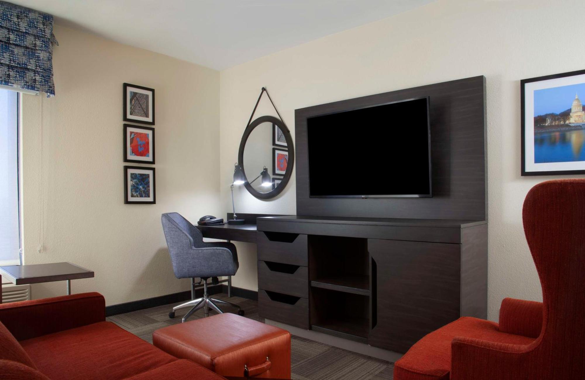 Deluxe King Room w or Jetted tub Bathroom Non-Smoking,1551993433:JPEG