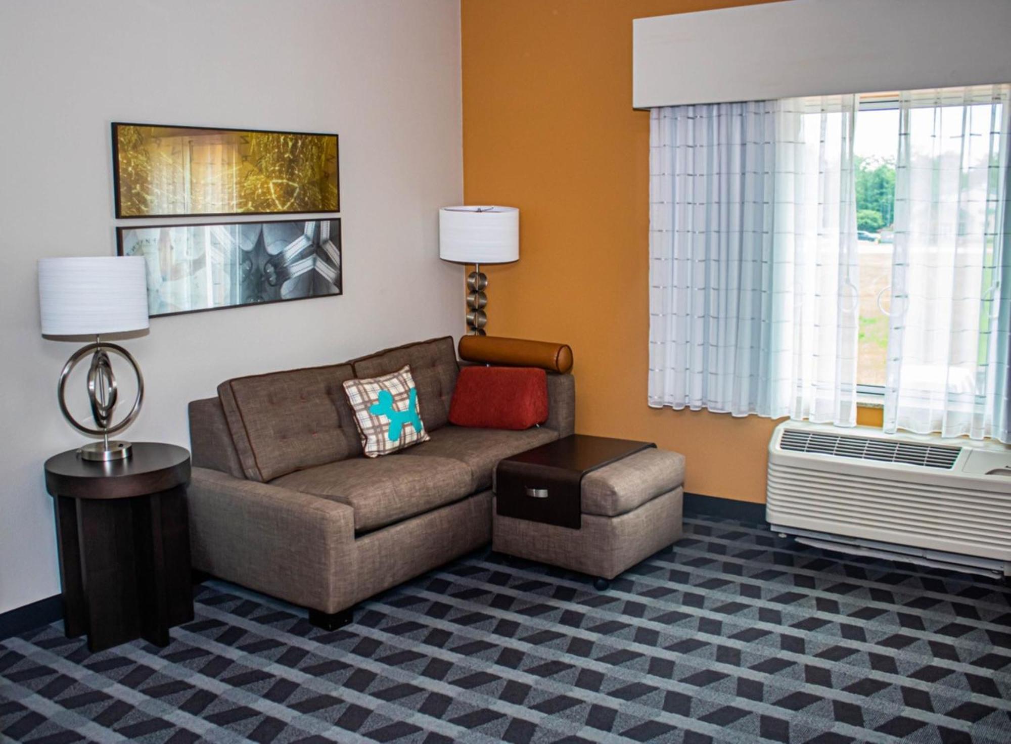 One-Bedroom Queen Suite