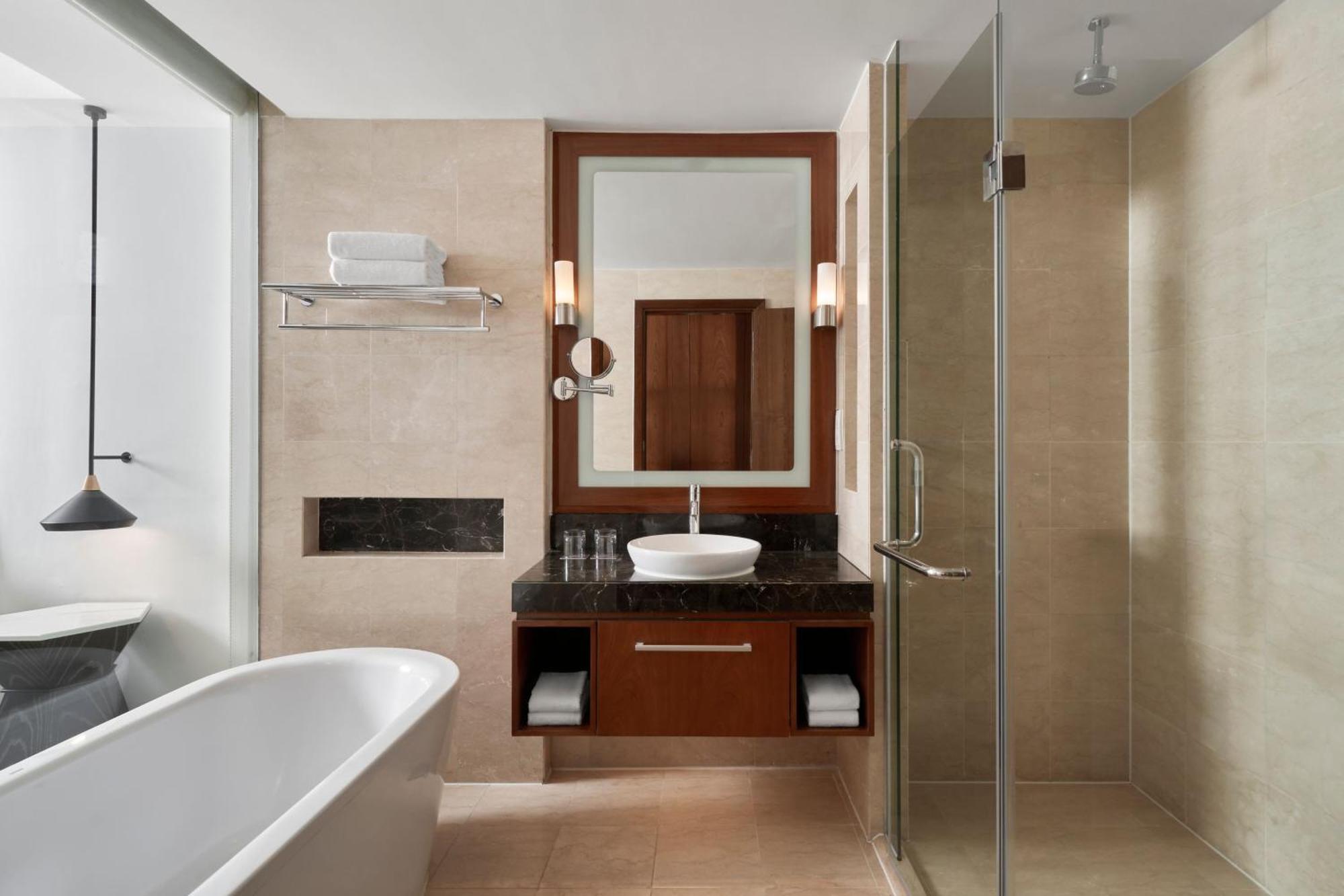 Deluxe King Room with City View