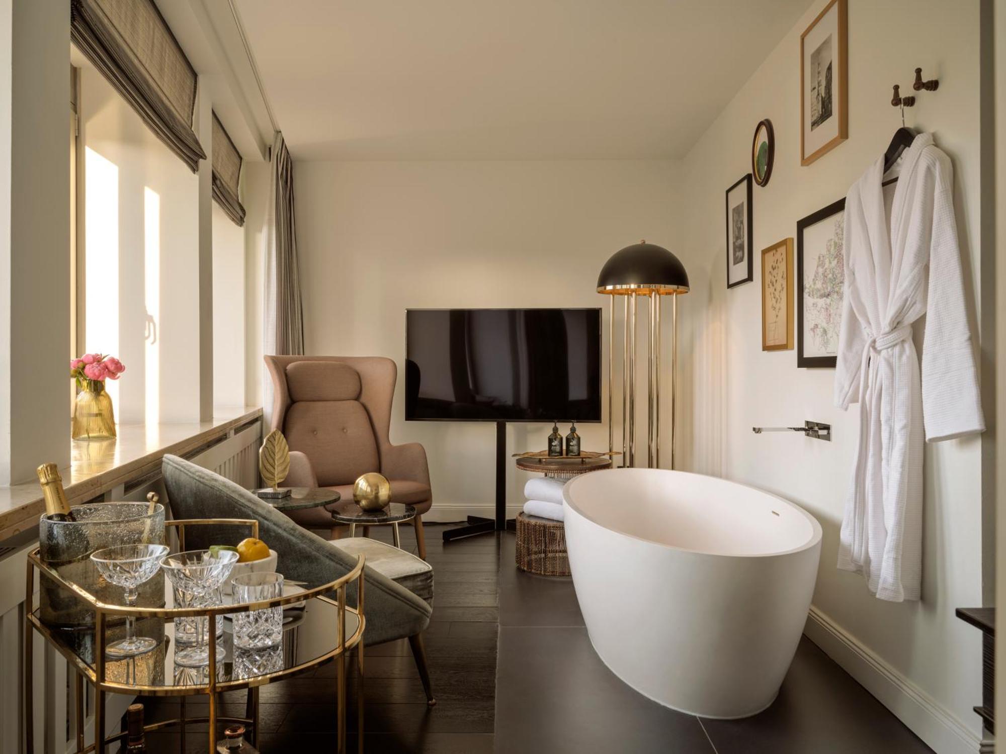 Nikolai Suite