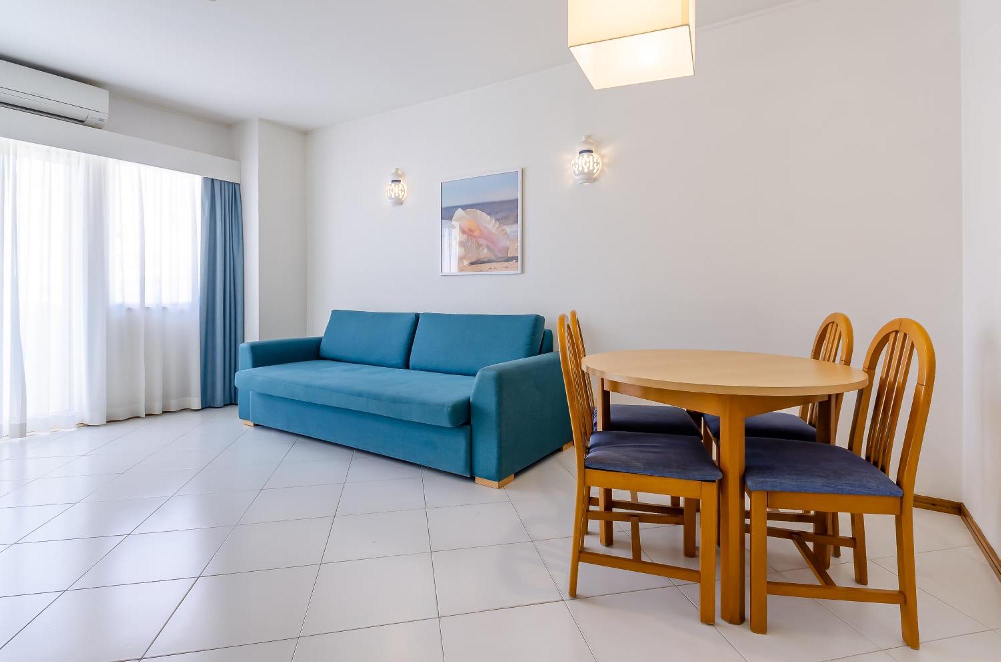 One-Bedroom Apartment Side Sea View