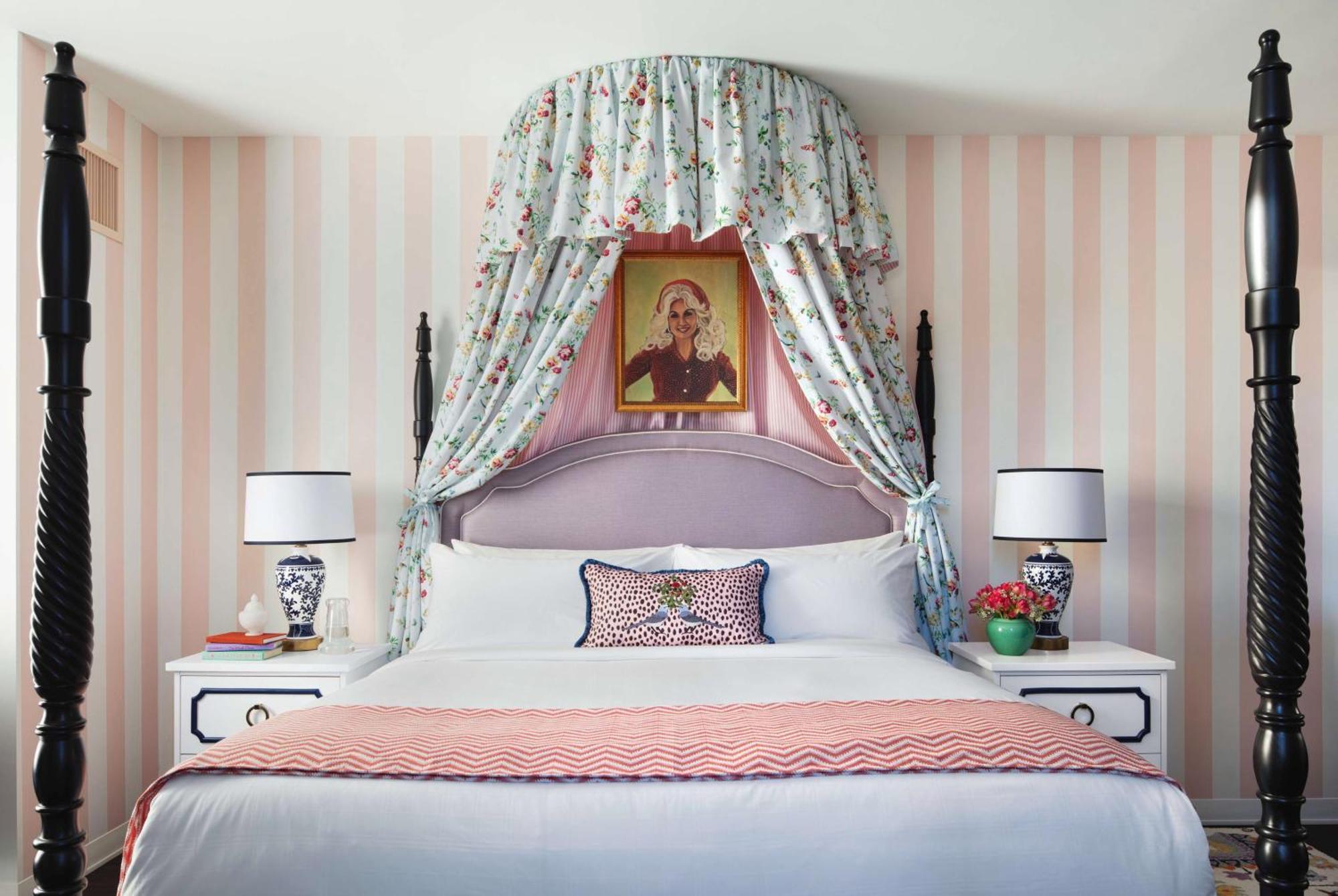 Graduate King Suite,1609352283:JPEG