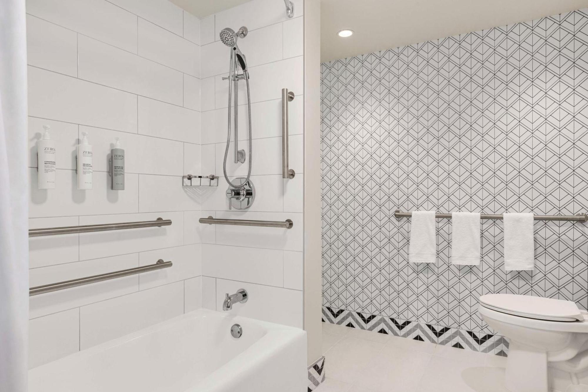 King Suite with Accessible Tub - Mobility and Hearing Access/Non-Smoking,1629893623:JPEG