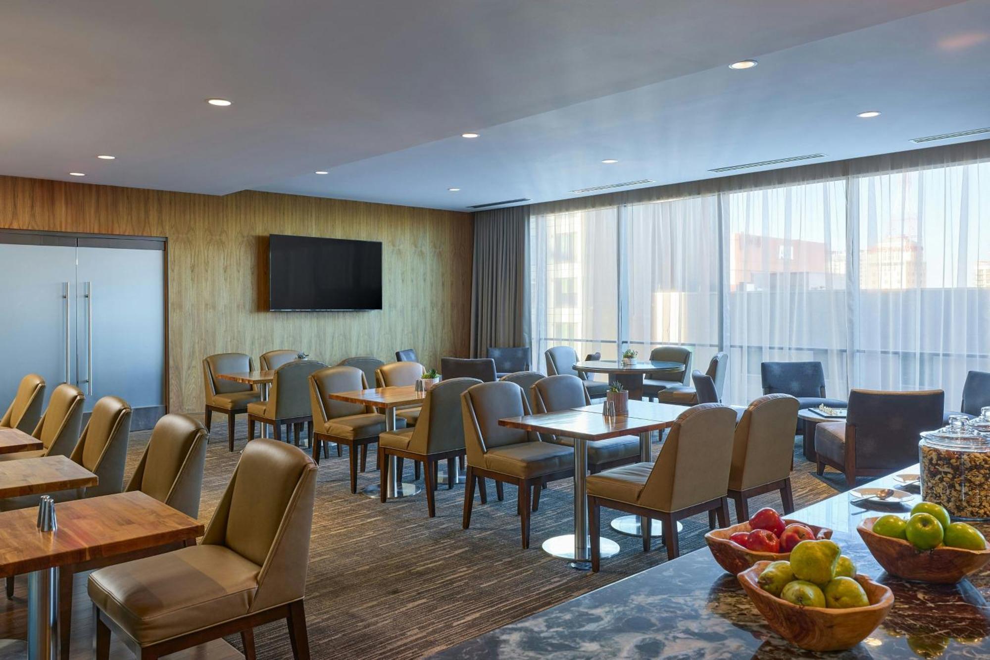 Executive Room Club level Guest room 1 King City view,1687469973:JPEG