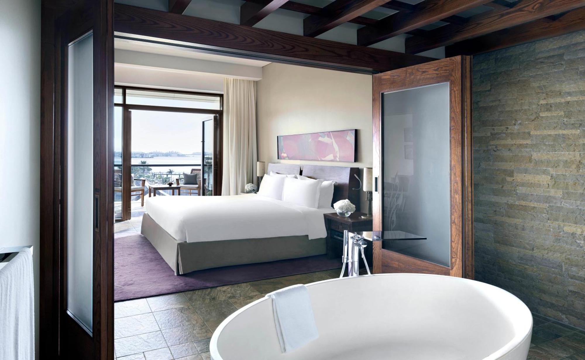 Suite Junior con Letto King-Size, Balcone Privato, Vista Mare e Accesso Club