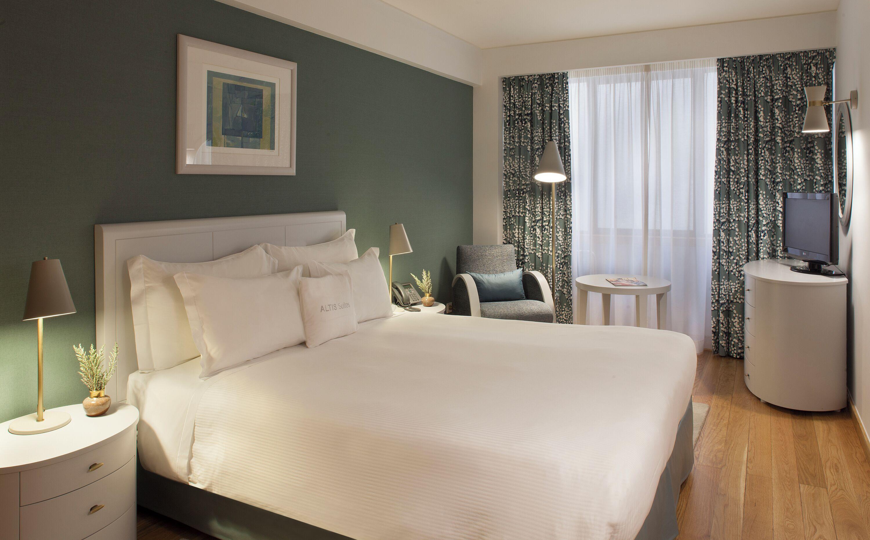 Deluxe One-Bedroom Apartment