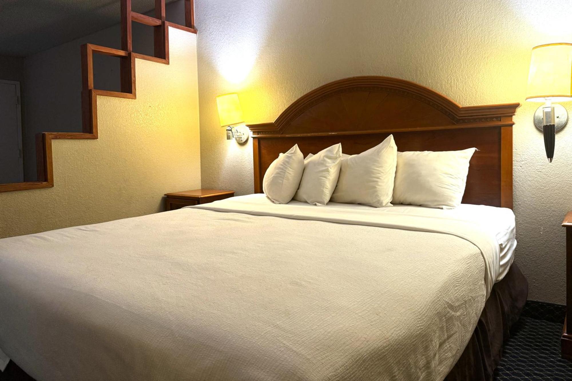 Suite - King Bed Non - Smoking,1729998340:JPEG