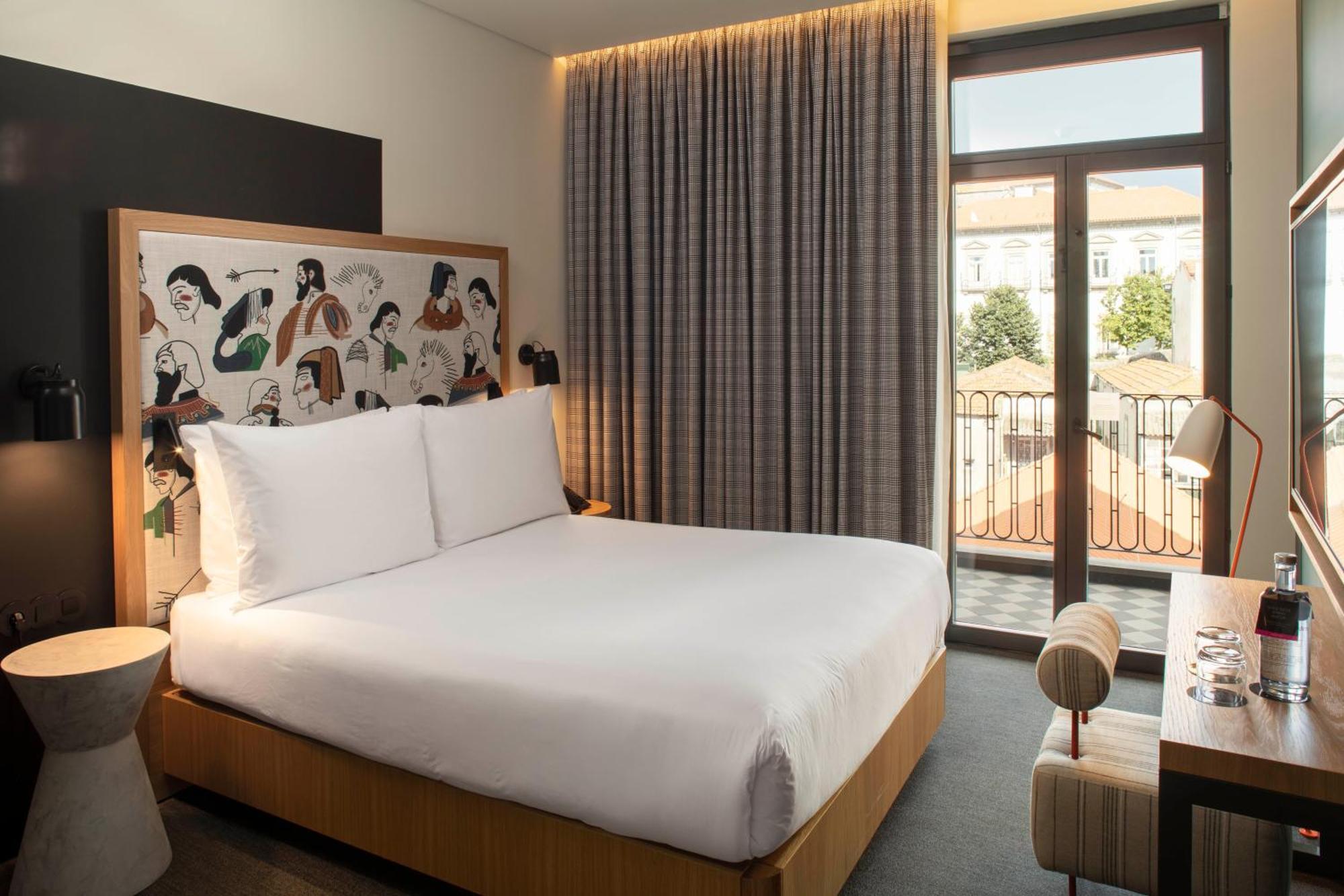 Superior Queen Room City View
