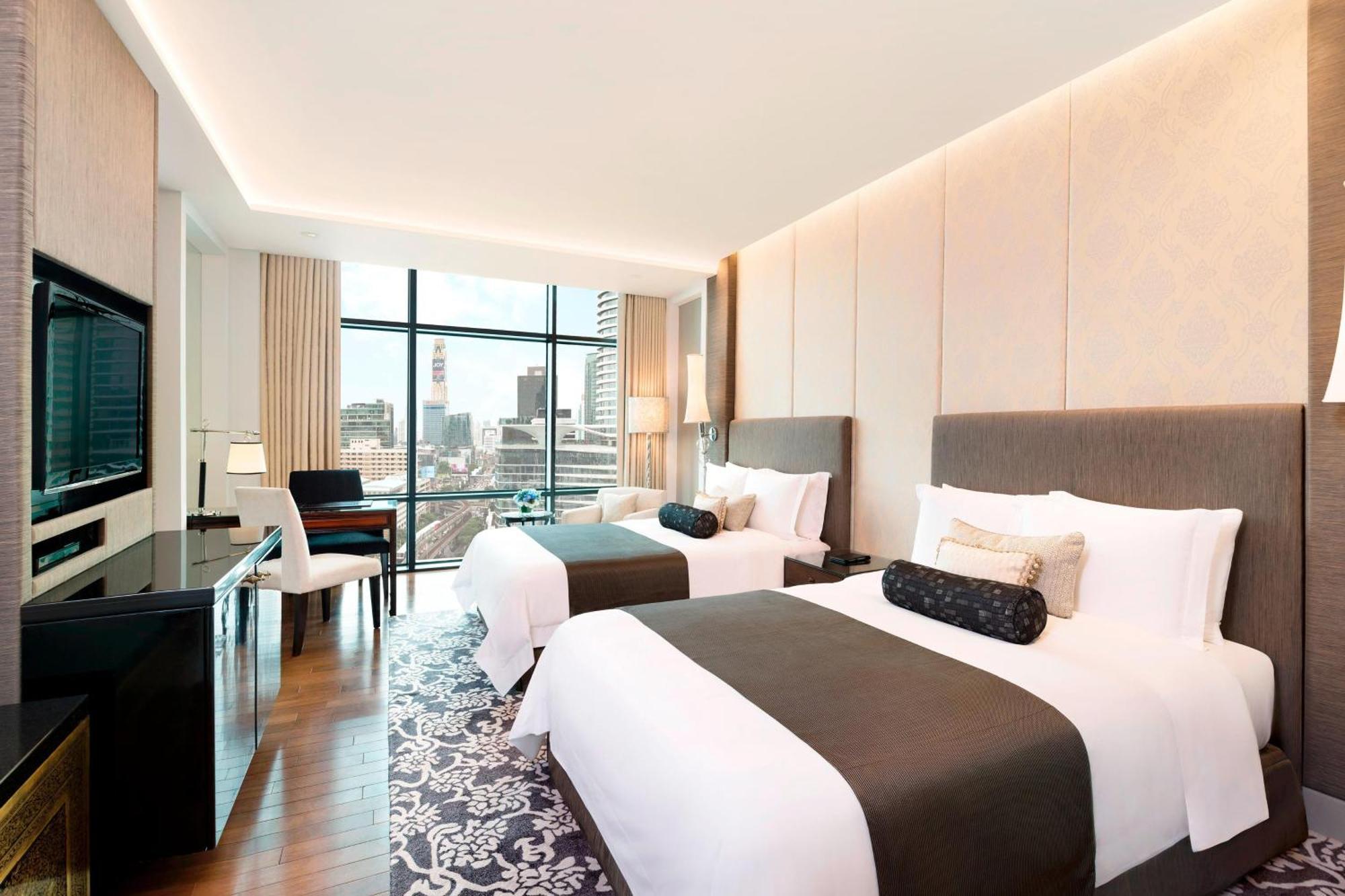 Grand Deluxe Queen Room with Skyline View