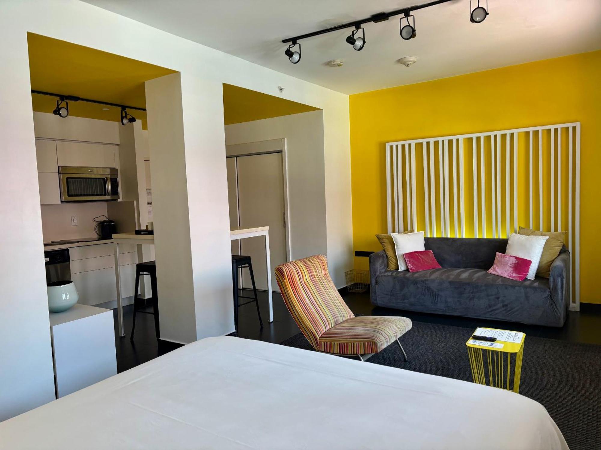 Standard Suite,1774492711:JPEG