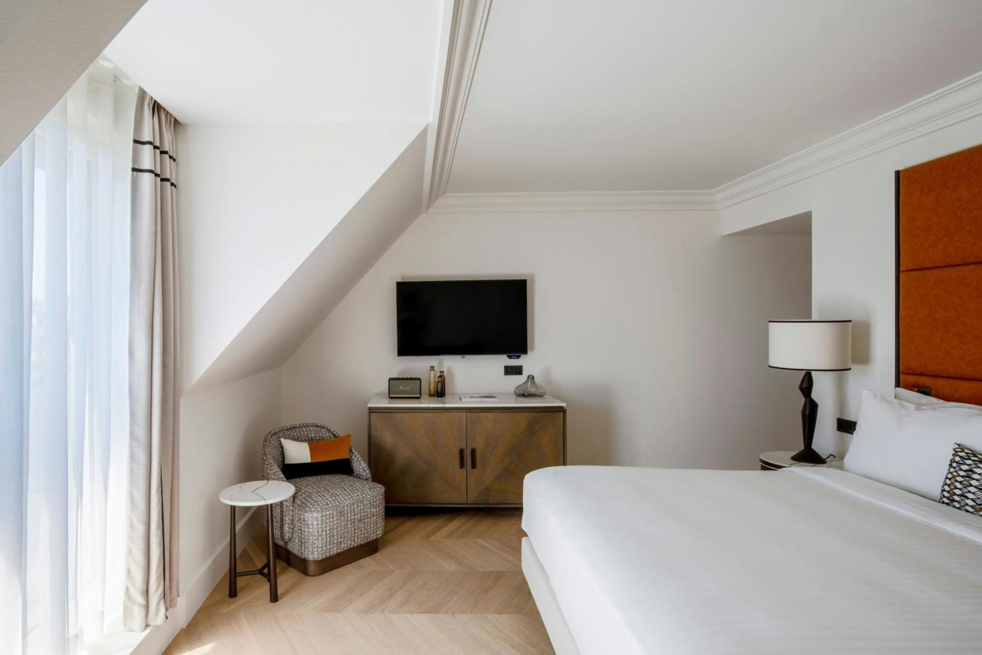 Deluxe Queen Room