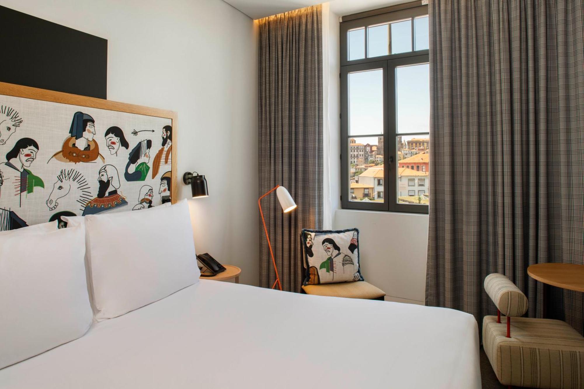 Superior King Room City View
