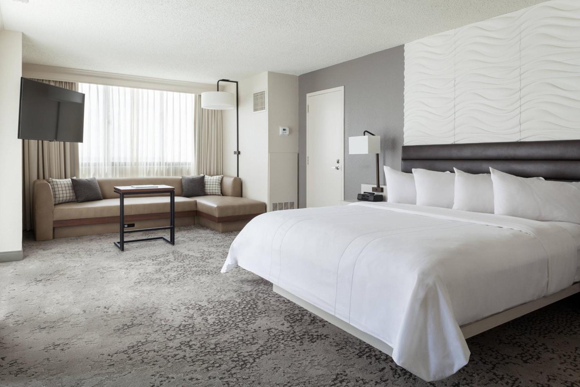 Concierge level, 1 Bedroom Suite, 1 King, High floor