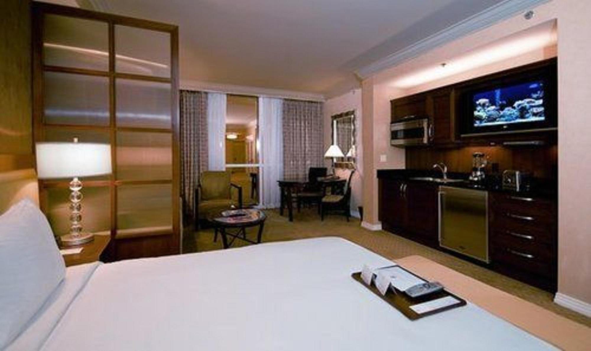 Signature Deluxe Suite,311569533:JPEG