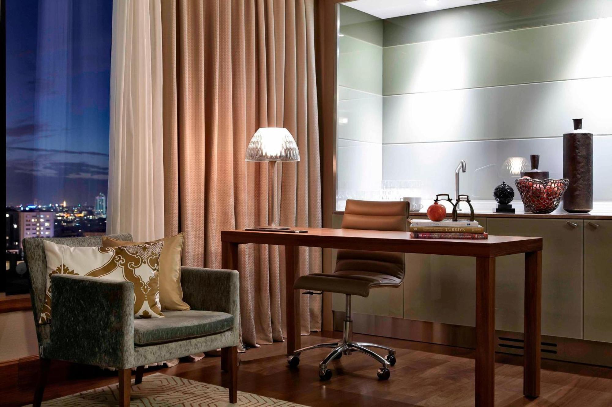 Junior Suite met Uitzicht op de Bosporus en Toegang tot de Lounge