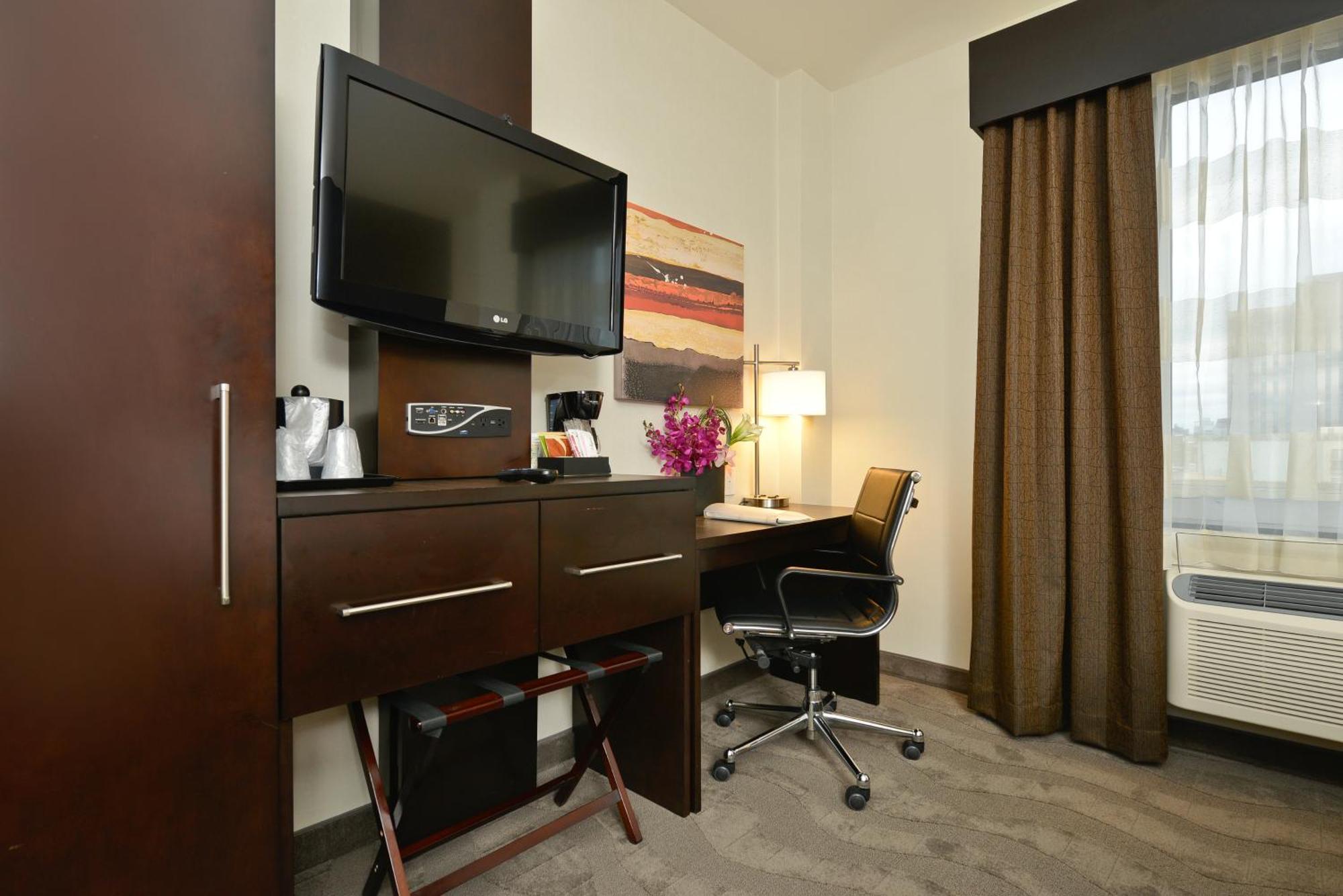 King Room Hearing Accessible or Non-Smoking