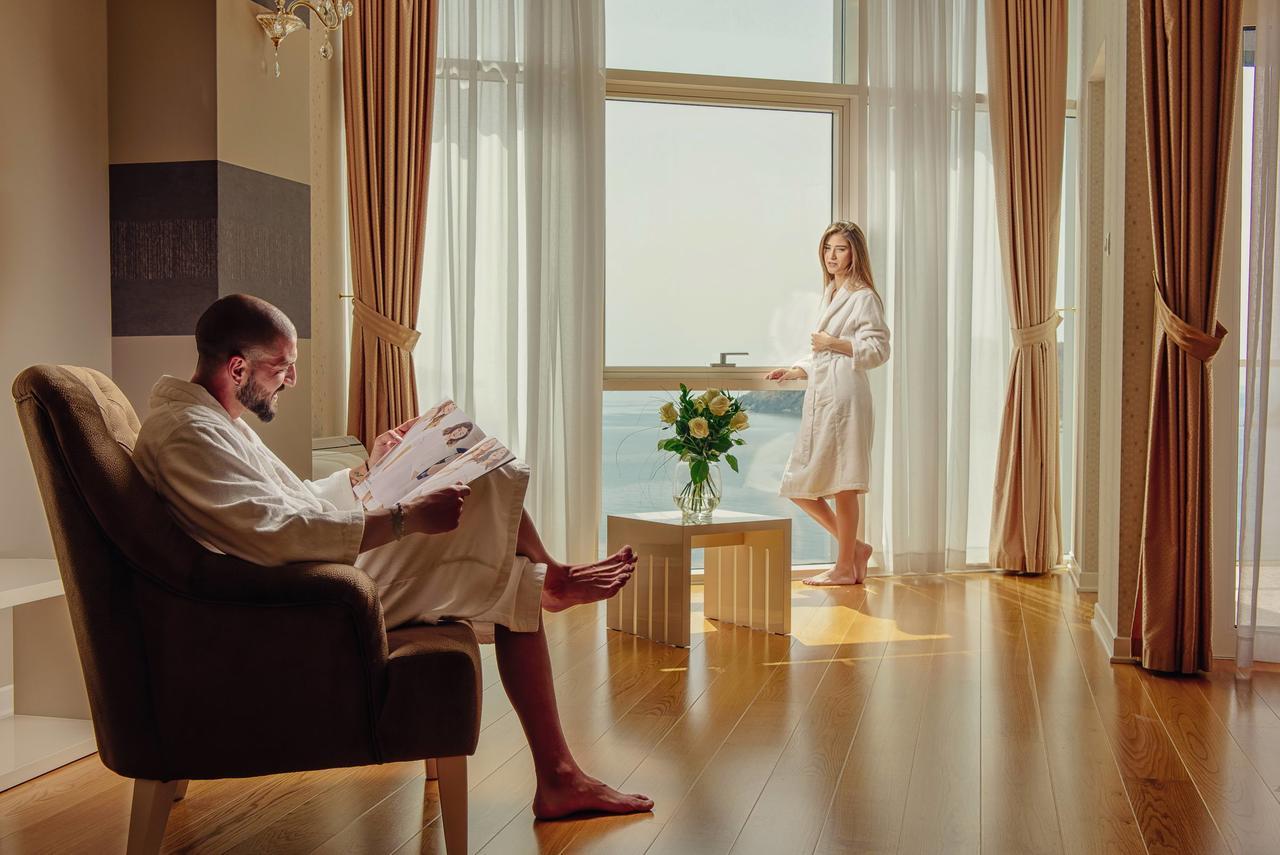 Luxury Three-Bedroom Apartment with Terrace and Sea View,631826235:JPEG