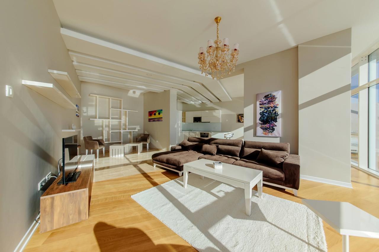 Luxury Two-Bedroom Apartment with Terrace and City View,632641731:JPEG
