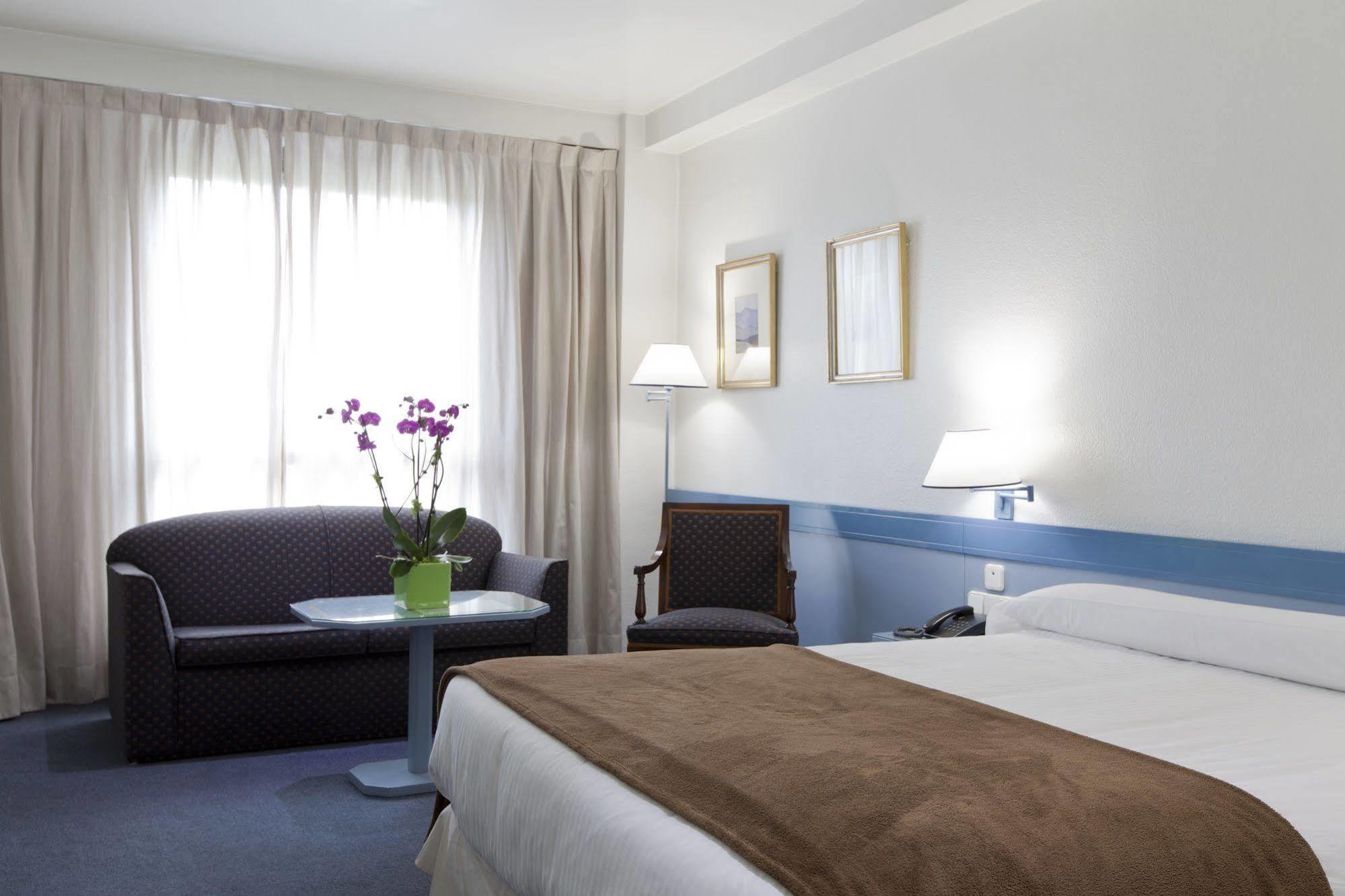 Standard Studio,704427136:JPEG