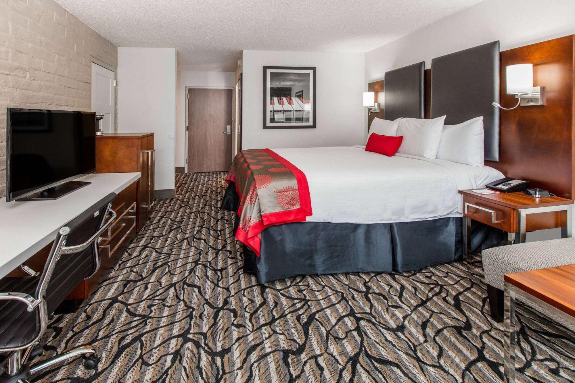 King Room with Private Balcony - Non-Smoking