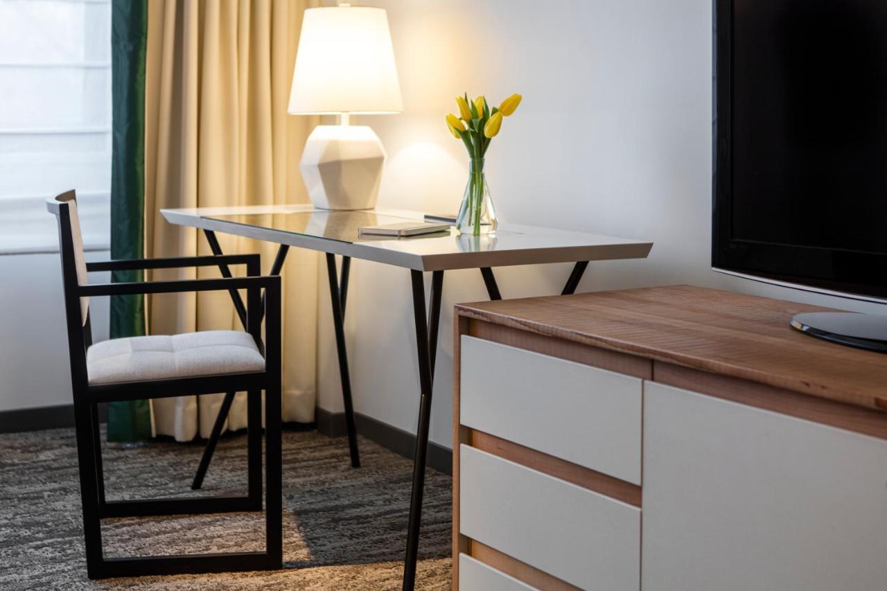 Habitación con 2 camas grandes y vistas a la ciudad