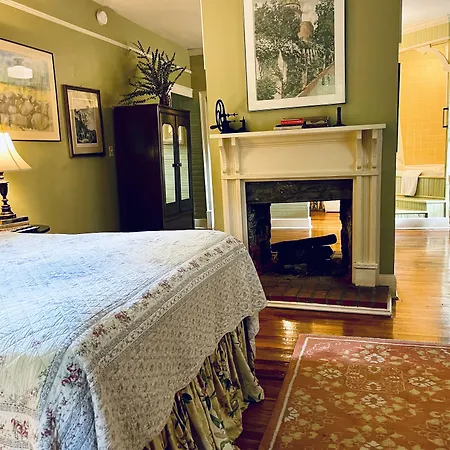 Rothschild-Pound House Inn-3