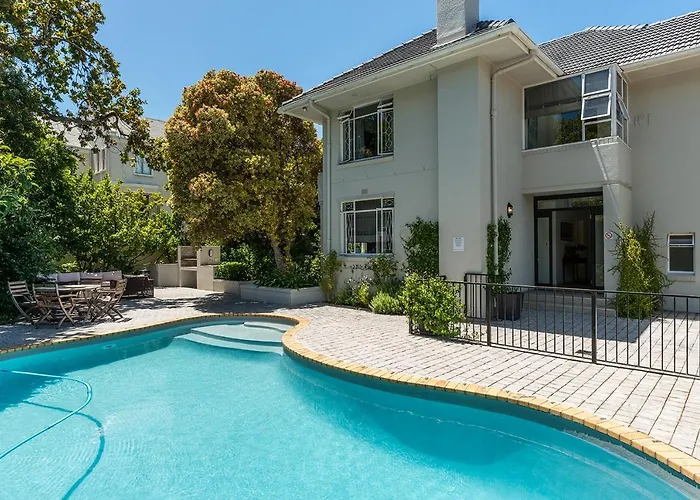 Pet Friendly hotel: Oak Manor Boutique Guest House