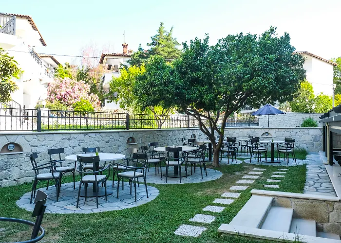 Royal Hotel And Suites