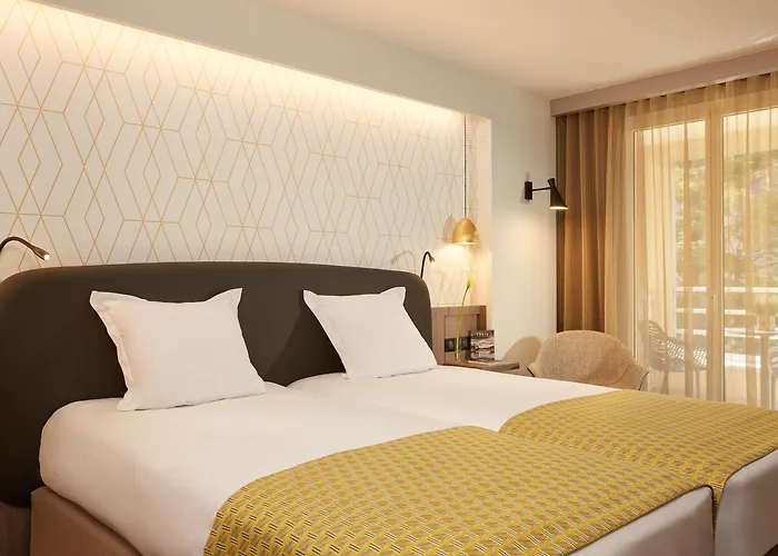 Pet Friendly hotel: Auteuil Tour Eiffel