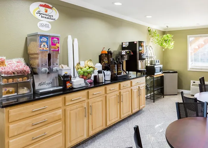 Motel: Super 8 By Wyndham Indianapolis-Southport Rd