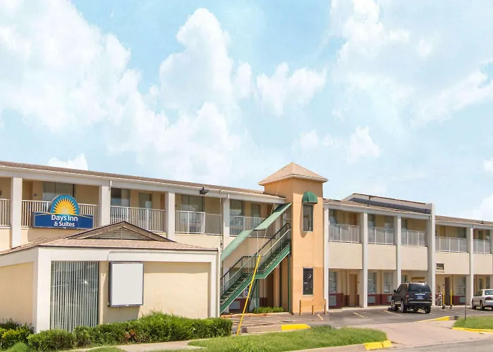 Days Inn & Suites By Wyndham Wichita East